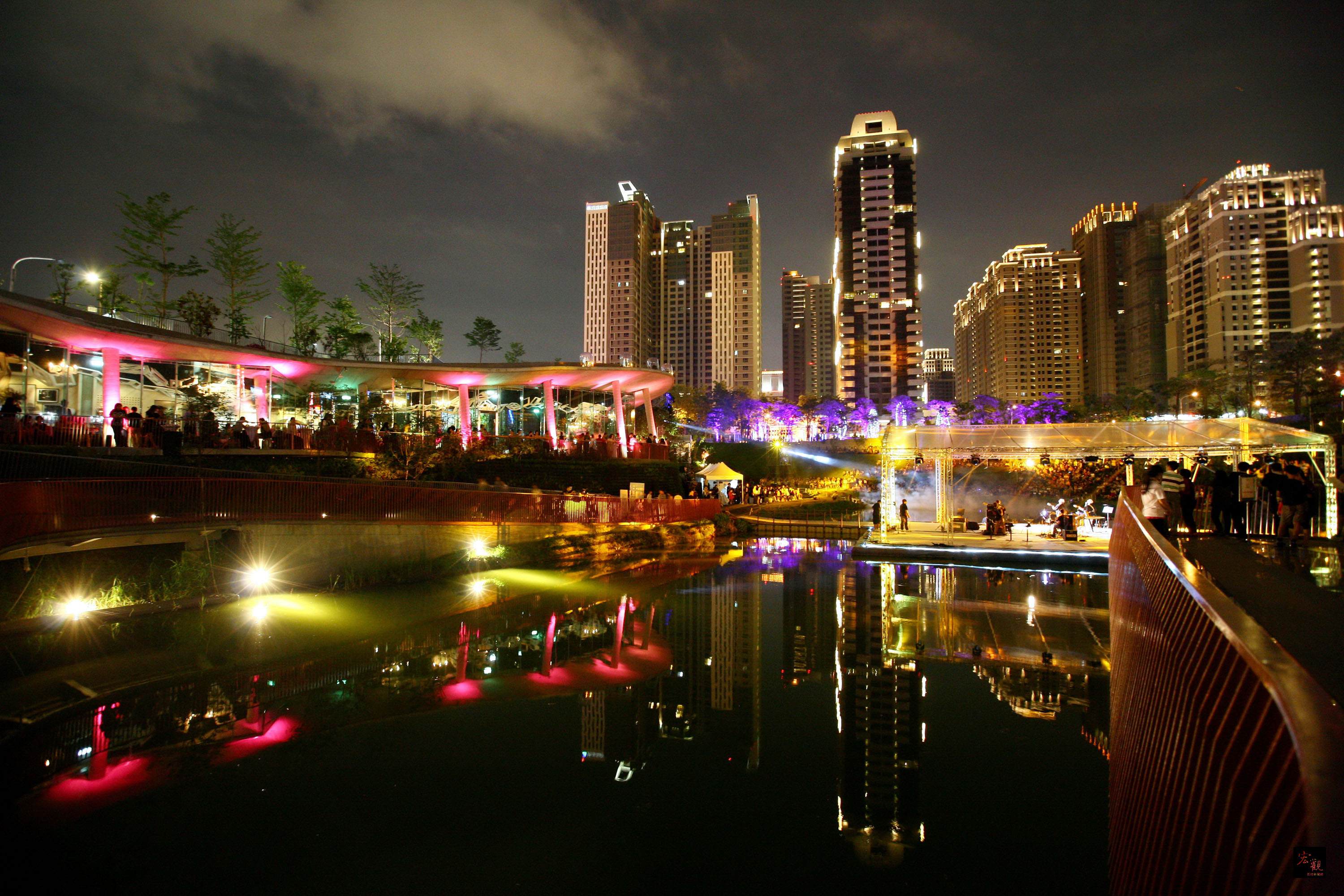 台中市區景點:逢甲夜市、一中商圈、彩虹村、國家歌劇院、秋紅谷、宮原眼科、國立美術館、國立自然科學博物館，依乘客需求，再做套餐規劃，暢遊半日2000元起 商 品 名 稱