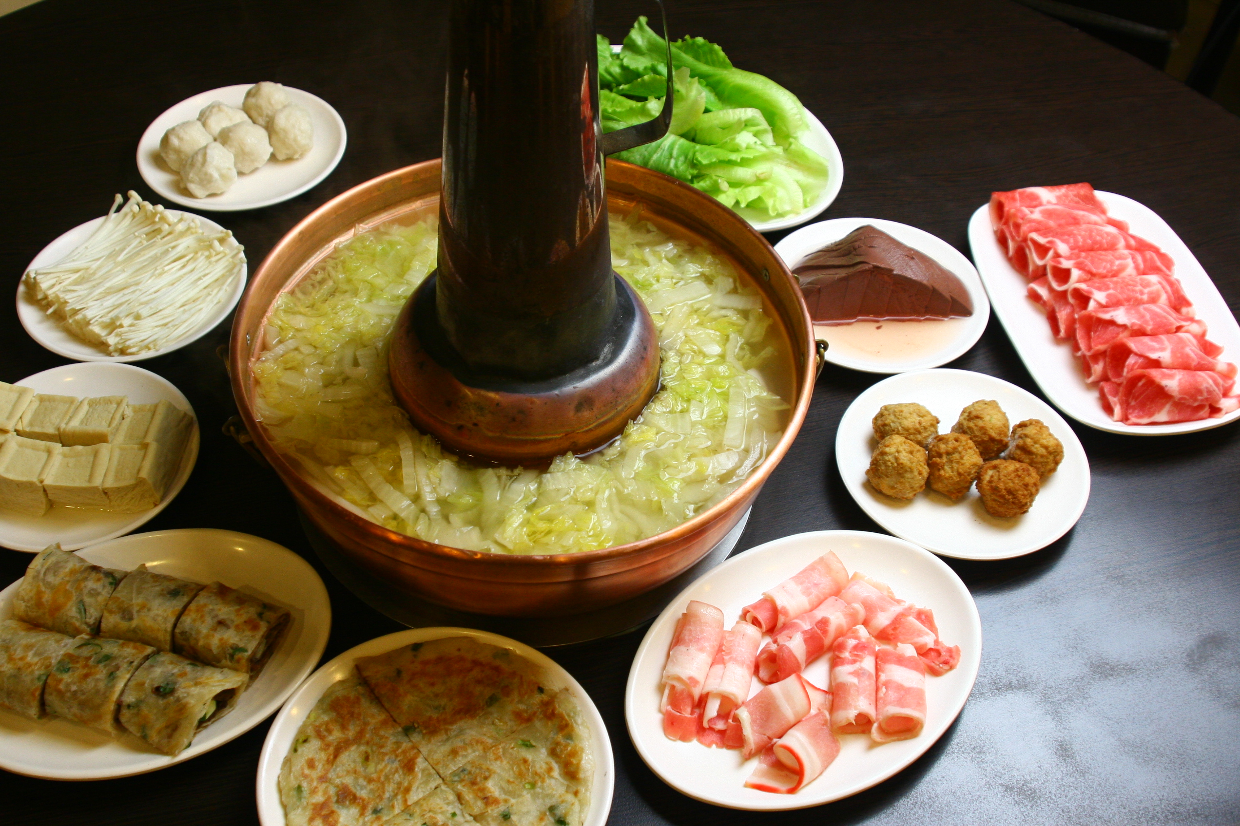 酸菜白肉火鍋(自製的東北酸菜及辣椒醬） by 安妮戴 - 愛料理