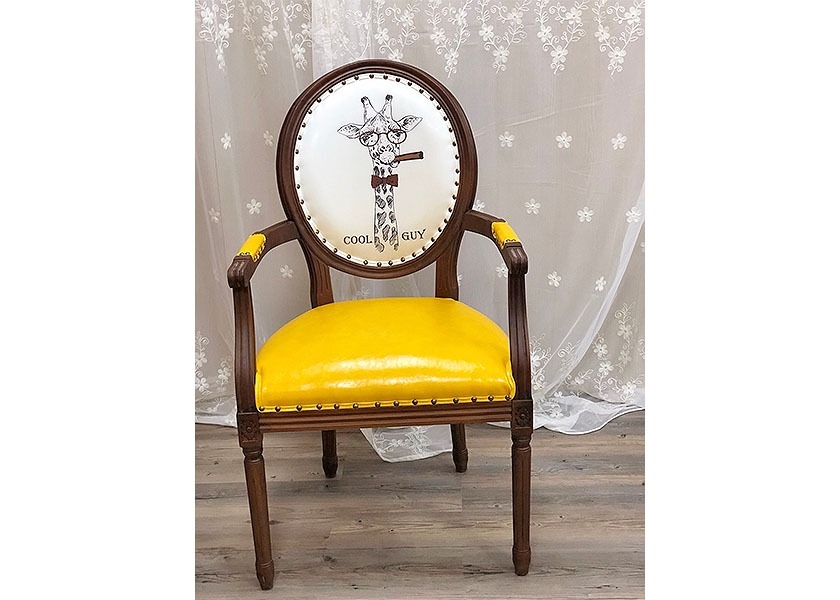 橡木主人扶手椅-黃色長頸鹿