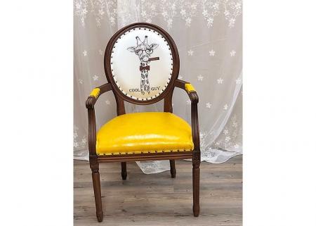 橡木主人扶手椅-黃色長頸鹿