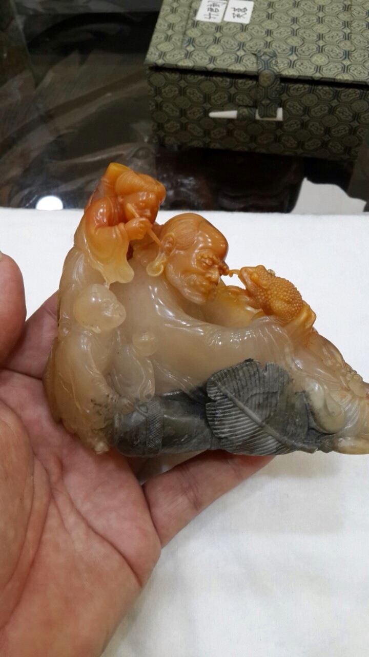 三色荔枝雕件